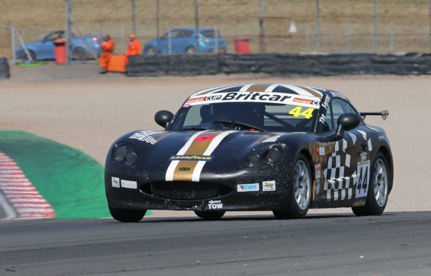 Peter Dilnot Secures 2022 Ginetta G40 Cup Trophy Title