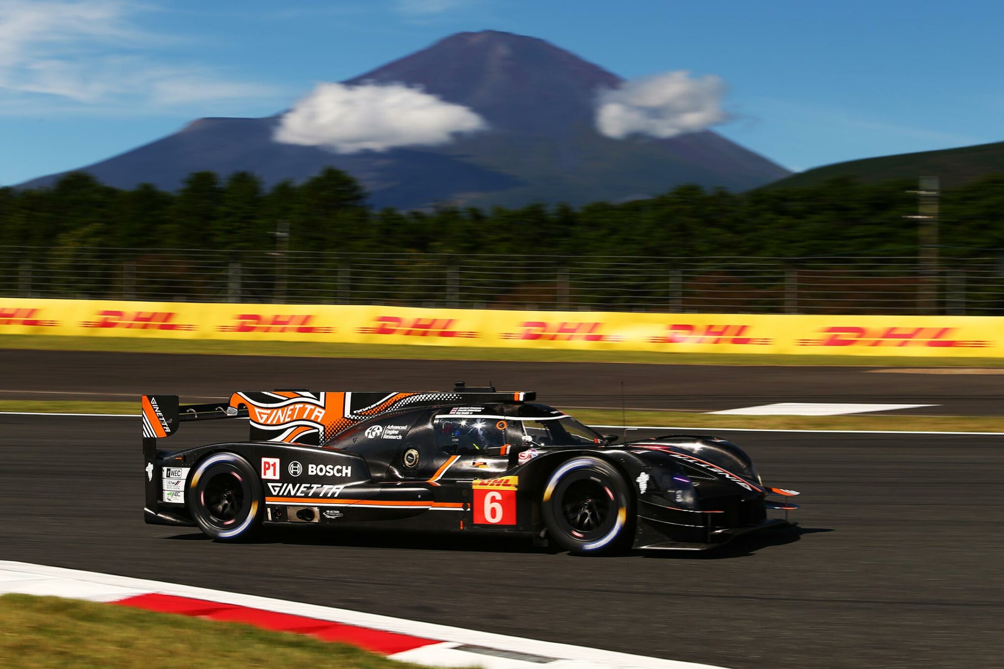 black Ginetta LMP1 race picture 